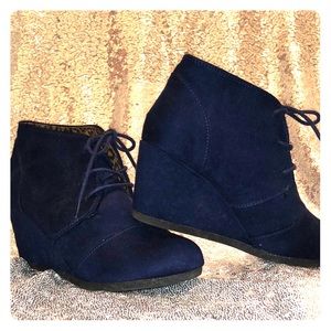 Navy blue wedge ankle boots.